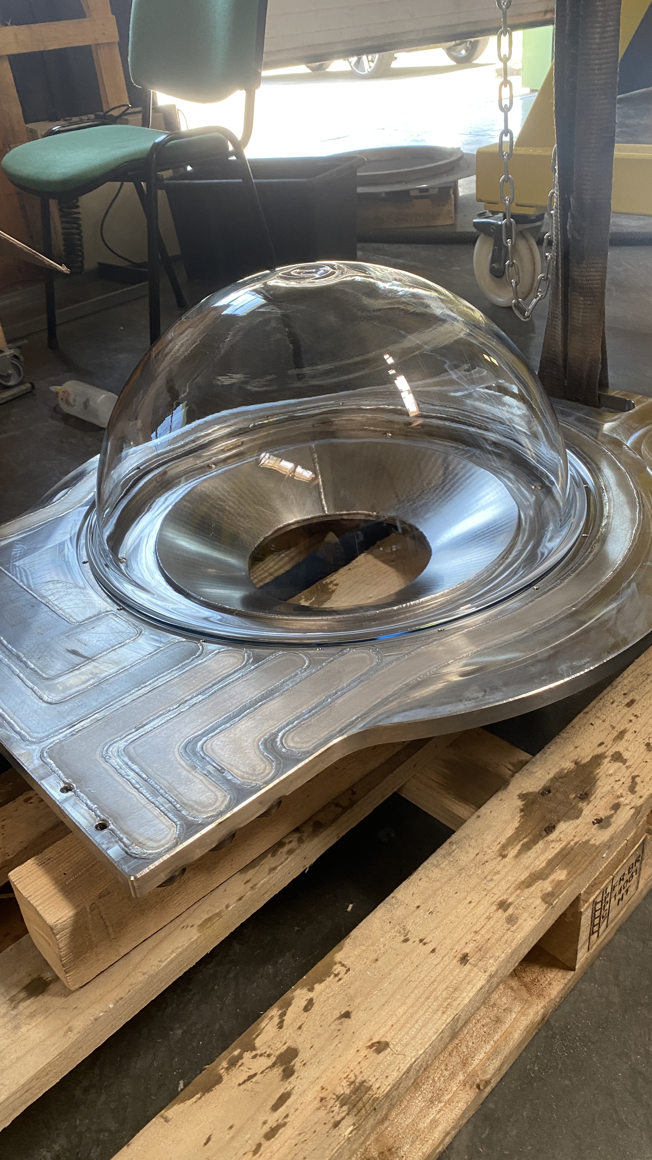 Dôme transparent pour un four de recyclage d'acier par concentration solaire